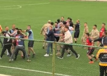 Askerler, maç yaptığı oyuncu ve seyirciyi darp etti