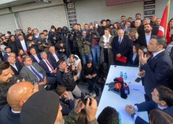 Esenyurt’ta meclis toplantısı sokakta başladı