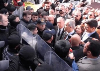 Esenyurt Belediyesi’ne girişleri engellenen CHP’liler: Geri çekilmeyeceğiz