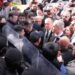 Esenyurt Belediyesi’ne girişleri engellenen CHP’liler: Geri çekilmeyeceğiz