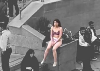 İran üniversitesinde örtünme zorunluluğu protestosu