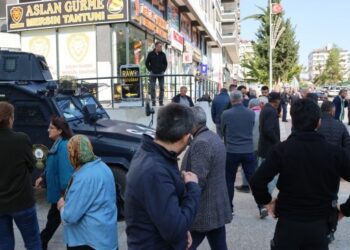 Nöbet alanına konulan zırhlı araç tepki sonrası geri çekildi