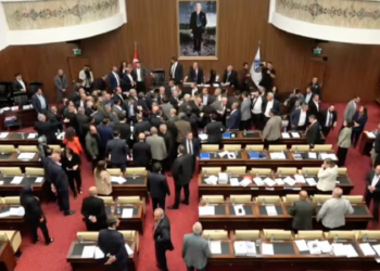 ABB Meclisinde "69 milyon liralık Ebru Gündeş konseri" kavgası