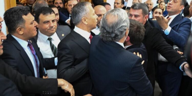 AKP’den Özgür Özel’e çağrı: Kabadayılık yapan arkadaşları hakkında gereğini yapsın