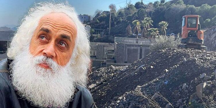 Ağaçlar kesilmedi, sökülüp başka yere taşındı, tekrar dikilecek