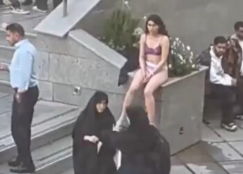 Ahlak Polisi Zorbalığına Tarihi Protesto! Kıyafetlerini Çıkarıp Kampüsü Dolaşan İranlı Kadın Tutuklandı