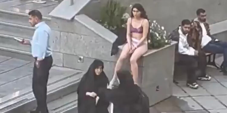 Ahlak Polisi Zorbalığına Tarihi Protesto! Kıyafetlerini Çıkarıp Kampüsü Dolaşan İranlı Kadın Tutuklandı