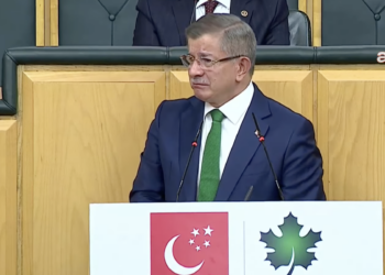 Ahmet Davutoğlu, kürsüde ağladı: “Alnı secdeye değenlerin iktidarında bunları mı yaşayacaktık?”
