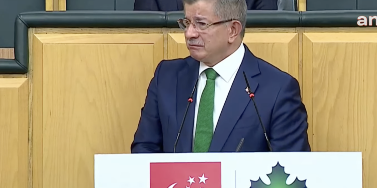 Ahmet Davutoğlu, kürsüde ağladı: “Alnı secdeye değenlerin iktidarında bunları mı yaşayacaktık?”