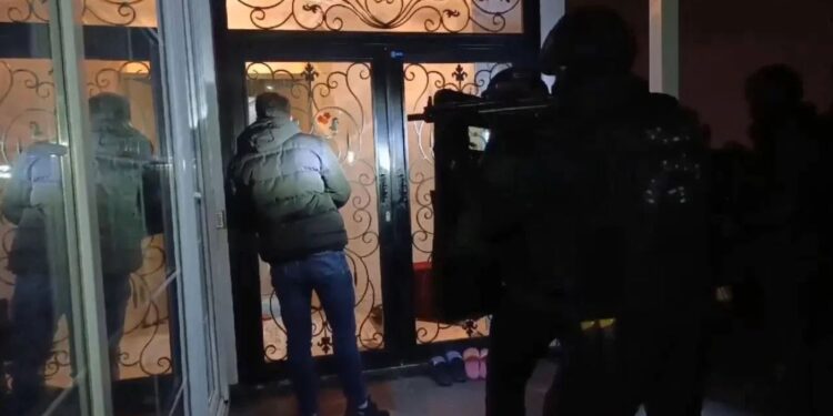 Ahmet Özer’in eşi Selma Özer polis baskınını anlattı: Açın yoksa…