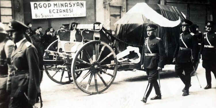 Akit yazarından 10 Kasım'da Atatürk için yapılan saygı duruşuna yorum: Cehalet dönemine götürüyor
