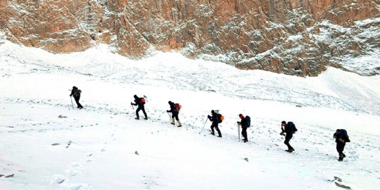 Aladağlar'da kaybolan Belarus uyruklu iki kız kardeş dağcı bulundu