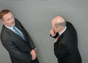 Almanya’nın sol-yeşil-liberal koalisyonu dağıldı, ufukta sağ iktidar göründü