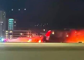 Antalya Havalimanı'na teker koyan uçağın motorunda yangın çıktı, 87 yolcu tahliye edildi