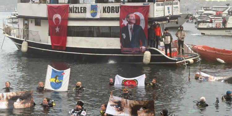 Atatürk, Saat 09.05'te Dolmabahçe Önünde Anıldı