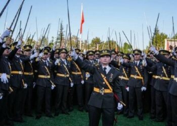 Atatürk'e bağlılık bildirmek, subaylarımız için bir tarihi bilinç ve sorumluluktur