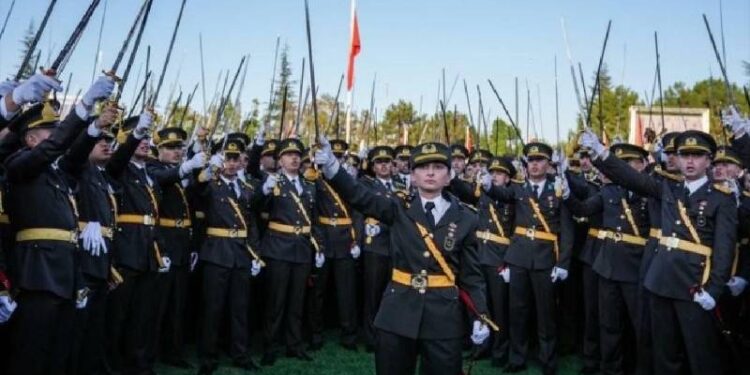 Atatürk'e bağlılık bildirmek, subaylarımız için bir tarihi bilinç ve sorumluluktur