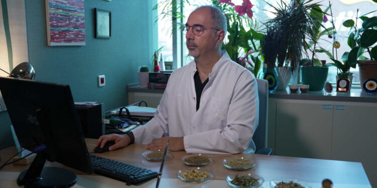 Bağırsak dostu bitki çayları nasıl demlenmeli? Prof. Bülent Yaşar anlattı