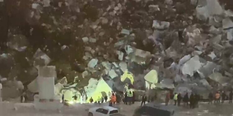 Bakan Işıkhan'dan mermer ocağında meydana gelen heyelanla ilgili açıklama