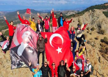 Balıkesir'de Büyük Önderi 528 metre yüksekliğindeki Atatürk Kayalıkları'nda andılar