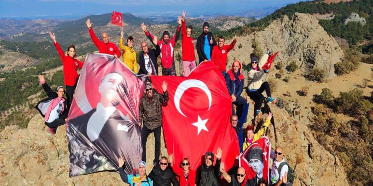 Balıkesir'de Büyük Önderi 528 metre yüksekliğindeki Atatürk Kayalıkları'nda andılar