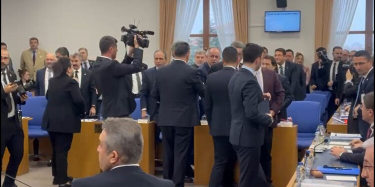 Basına Sansür Kararı Bütçe Görüşmelerinde Ortalığı Karıştırdı: Konuşma Lan, Bunları Susturun