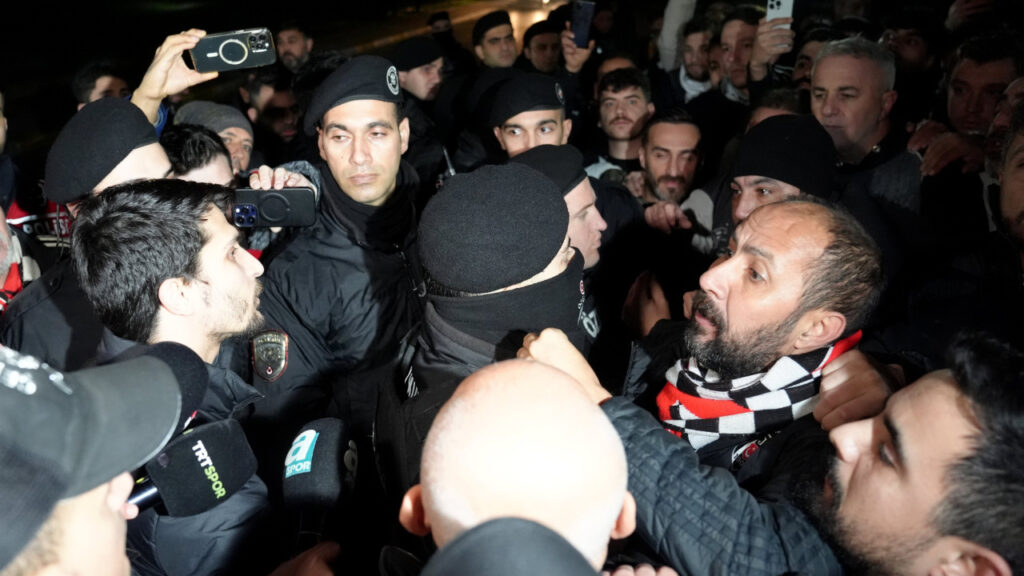 Beşiktaş'a Sabiha Gökçen'de Büyük Protesto