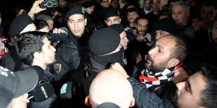 Beşiktaş'a Sabiha Gökçen'de Büyük Protesto