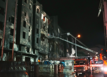 Beylikdüzü'nde Fabrika Yangını: 16 Saat Sonra Söndürüldü