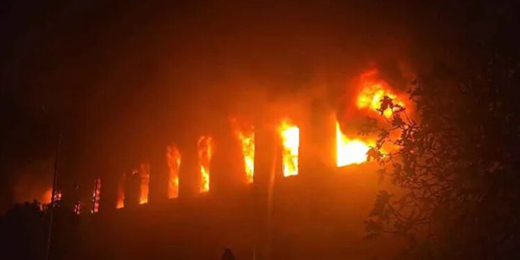 Beylikdüzü’nde plastik fabrikasında korkutan yangın: Peşpeşe patlama yaşandı