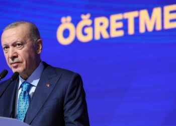 Bilgiyi hikmetle yoğurup kalpleri terbiye eden gönül işçisi öğretmenlerimizin Öğretmenler Günü’nü tebrik ediyorum