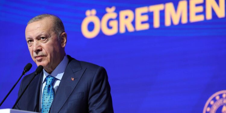 Bilgiyi hikmetle yoğurup kalpleri terbiye eden gönül işçisi öğretmenlerimizin Öğretmenler Günü’nü tebrik ediyorum