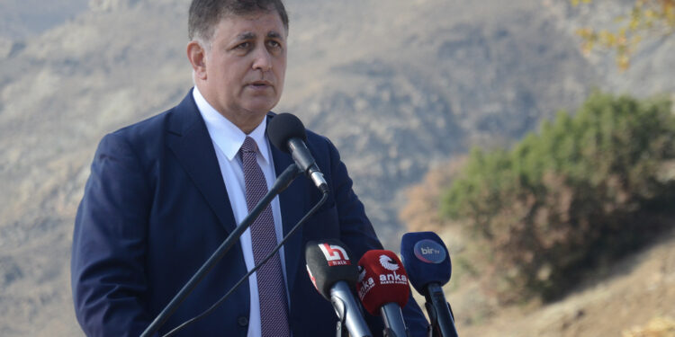 Bir şeyleri peşkeş çekmekten öte hiçbir şey yapmıyorlar