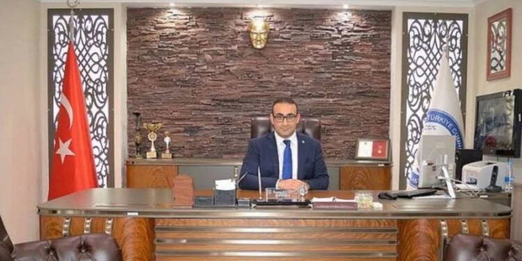 Bir vakfın “Yaşlı Bakım Projesi”ndeki görevlilere kaymakamın evini temizletmişler