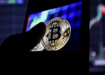 Bitcoin rekor kırdı, dolar değer kazandı