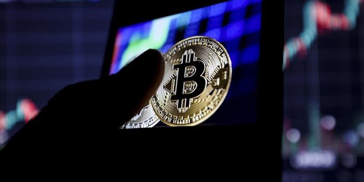 Bitcoin rekor kırdı, dolar değer kazandı