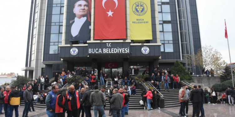 Buca'da grevin ikinci gününde sokaklarda çöp yığınları oluştu; Belediye Başkanı Duman'dan açıklama geldi