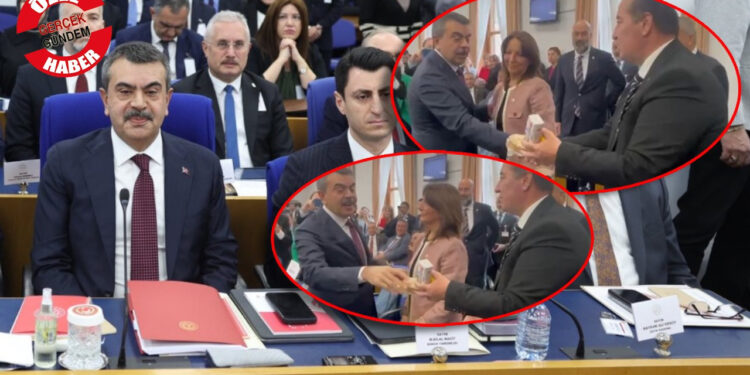 Bütçe Görüşmelerinde Protesto! CHP'liler Bakan Tekin'e Öğrencilere Verilmeyen Kumanyayı Verdi