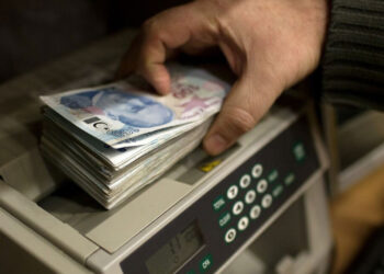 CHP'li Özgür Karabat: AKP, Trilyonlarca Liralık Faiz Ödemesi Yapacak