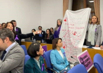 CHP’li vekillerden Aile Bakanı’na kefenli protesto