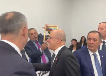 CHP’li vekillerden Bakan Şimşek’e protesto: ”Hesap öğretmek için abaküs verelim”