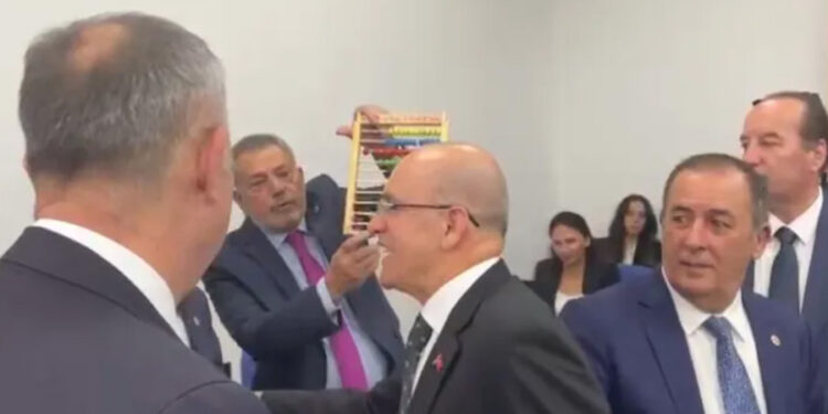 CHP’li vekillerden Bakan Şimşek’e protesto: ”Hesap öğretmek için abaküs verelim”