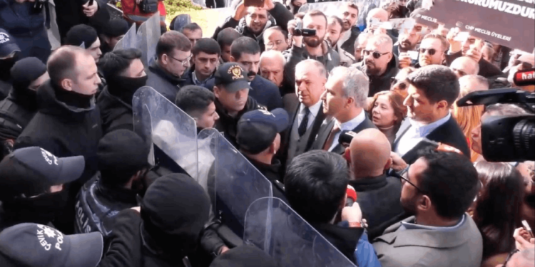 CHP'liler Yine Esenyurt Belesiyesi'ne Alınmadı: 'Bugün Kimse Geri Çekilmeyecek'