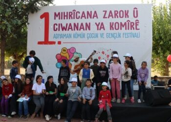 Çocuklar 'Pirê û Rovî'yi sahneledi