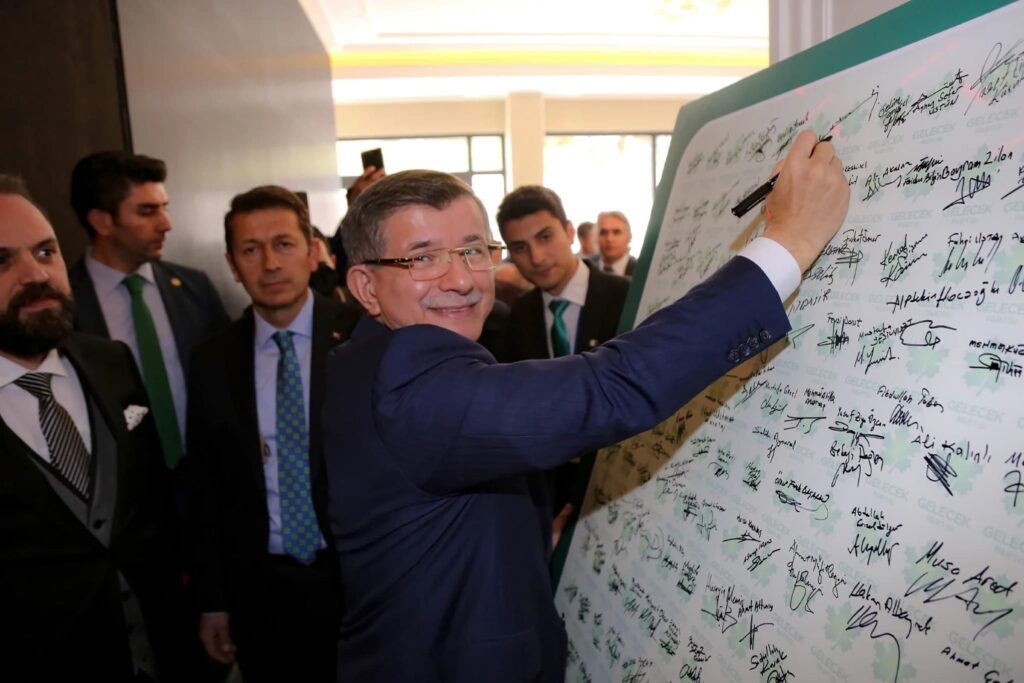 Davutoğlu, teğmenlerin ihracını destekledi