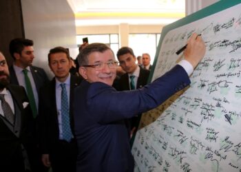 Davutoğlu, teğmenlerin ihracını destekledi