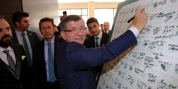 Davutoğlu, teğmenlerin ihracını destekledi