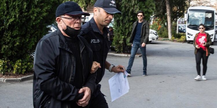 Depremde 169 kişinin yaşamını yitirdiği Emlakbank konutlarının müteahhiti Mehmet Özat tahliye edildi