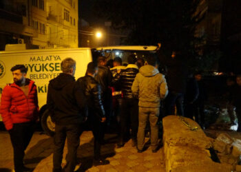 Depremde Hasar Alan Binada Erkek Cesedi Bulundu