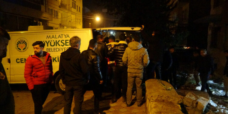 Depremde Hasar Alan Binada Erkek Cesedi Bulundu